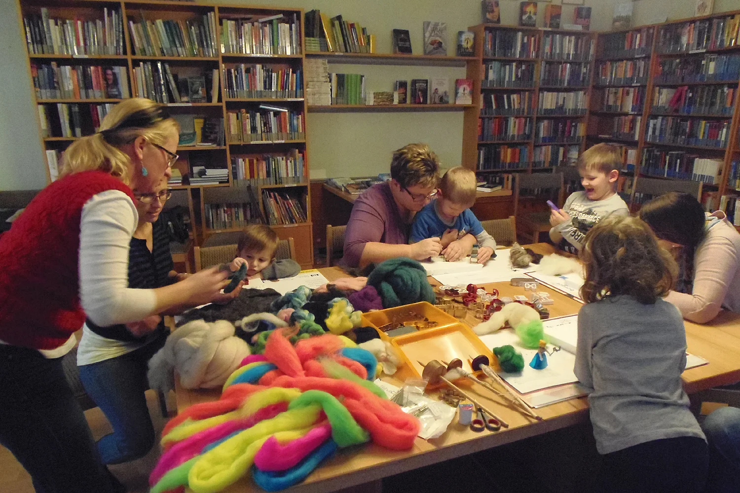 Alexandra Eichberger lernt den Kindern in Bad Großpertholz das Nadelfilzen