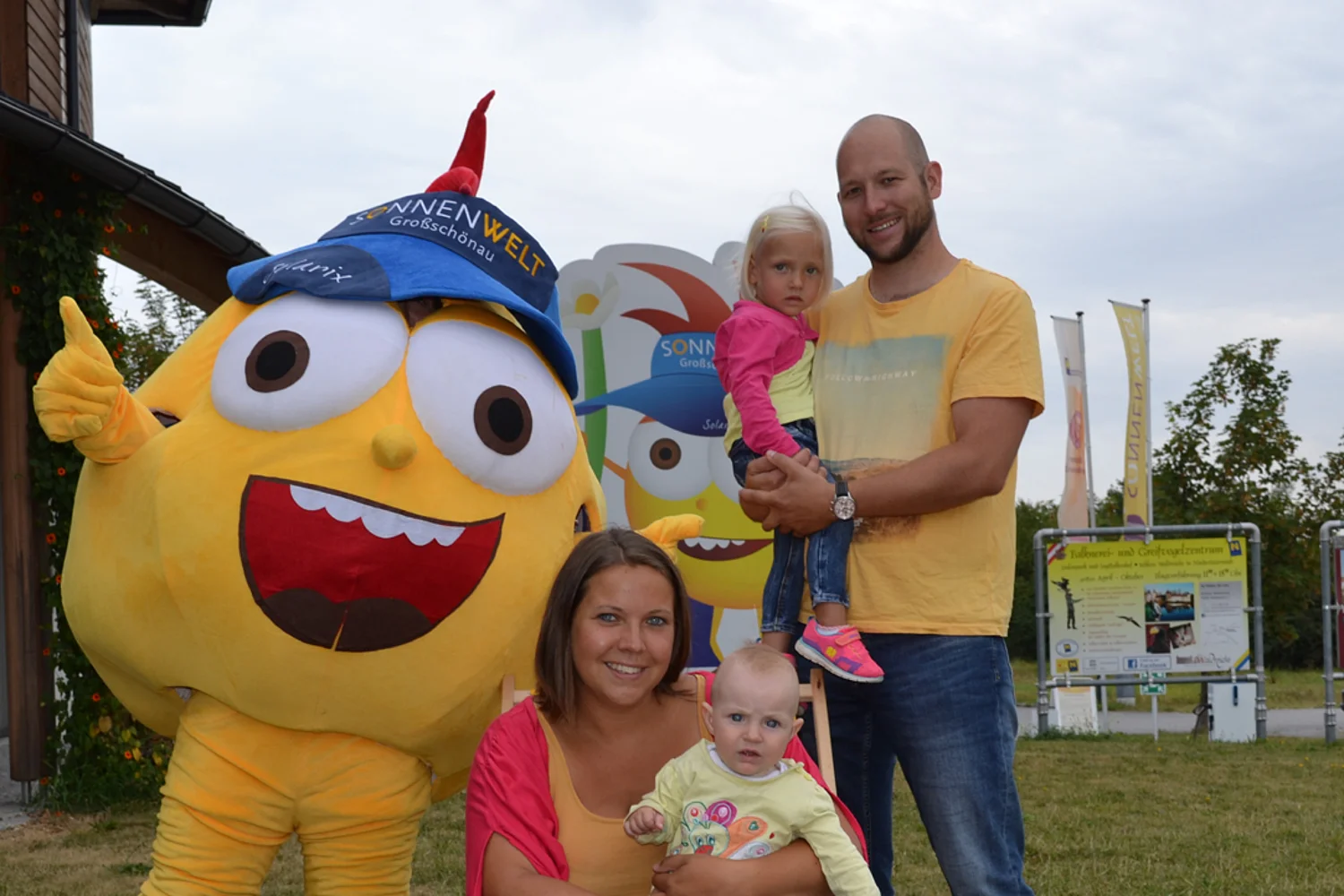 am Sunny Friday mit gelber Kleidung in die Erlebniswelt SONNENWELT