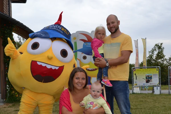 am Sunny Friday mit gelber Kleidung in die Erlebniswelt SONNENWELT