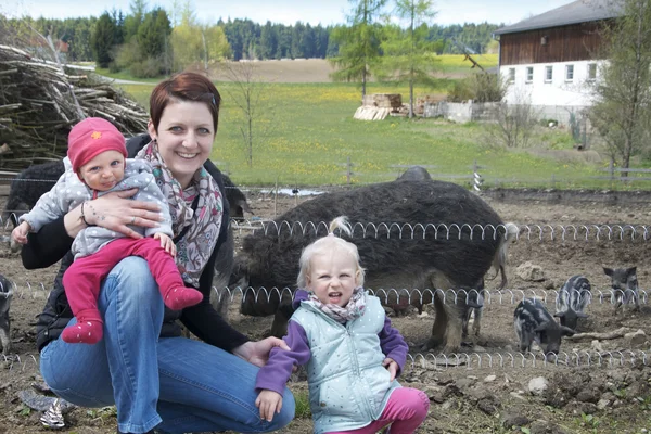 Nicole Schnitzler und ihre Kinder bei Schmankerl Hittn